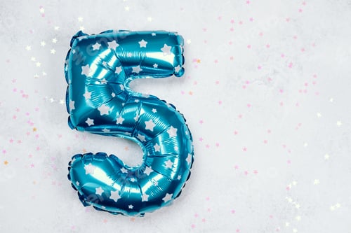 Preview: Celebration with a shiny blue number five balloon against a festive backdrop