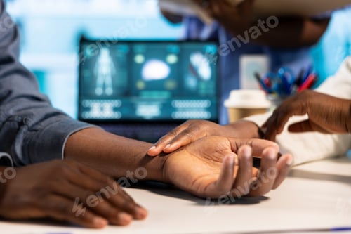 Preview: Black general practitioner measuring heartbeat and pulse by pressing the wrist