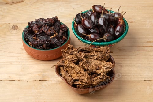 Preview: Bowls with a variation of Mexican dried Chile chili peppers