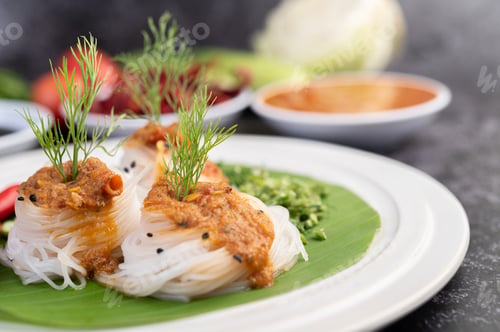Preview: Rice noodle noodles topped with coconut milk.