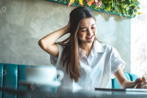 Preview: WOMAN COFFEE MOBILE