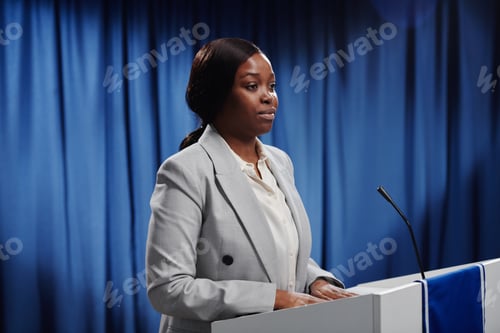 Preview: Speaker looking at public during speech