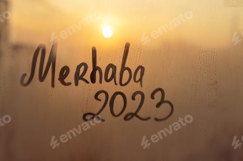 Visualização: letras Merhaba em turco é olá em inglês, números 2023, pintura em vidro embaçado em janela laranja