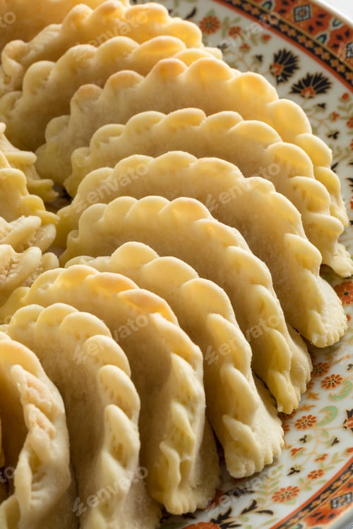 Preview: Dish with traditional festive Gazelle Horns cookies