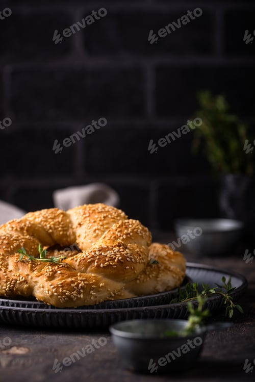 Preview: Traditional Turkish bagel simit with sesame