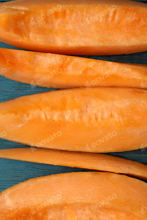 Preview: Ripe melon slices on wooden background, close up