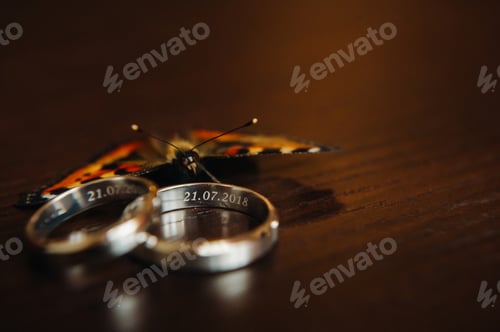 Preview: Close-up of two gold wedding rings for a wedding