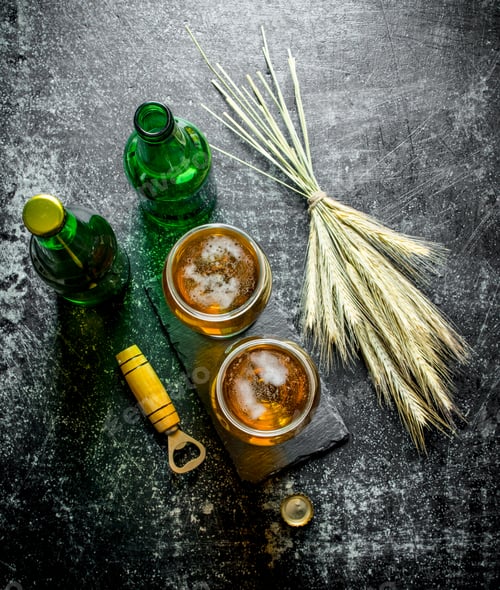 Preview: Beer in glasses and bottles with a bunch of spikelets.
