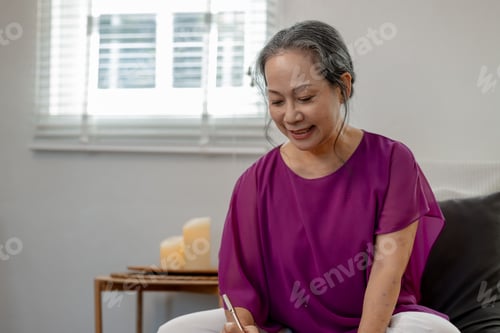 Preview: An old woman lived happily in her retirement at home, A kind-hearted elderly woman was happily writi