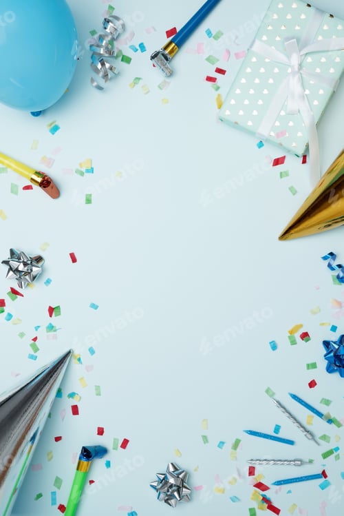 Visualização: Conceito de comemorações festivas de aniversário. Atributos de aniversário: balões coloridos, chapéus de festa