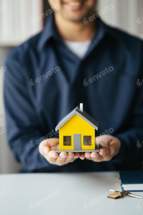 Preview: A real estate agent checks on a contract to buy a house. Insurance or real estate loan.