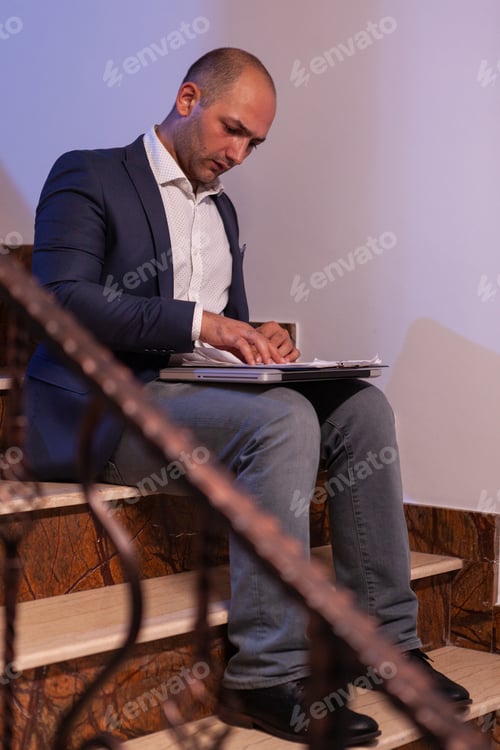 Vista previa: Empresario cansado con exceso de trabajo que trabajaba para terminar un proyecto financiero antes