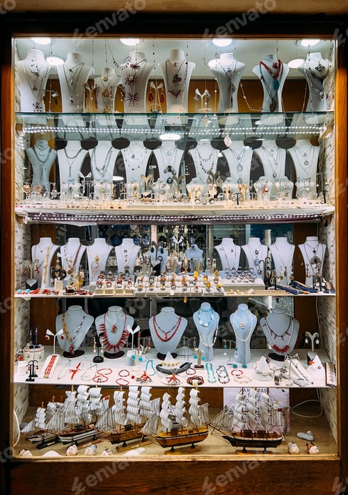 Preview: Jewelry shop window with jewelry and miniature models of sailboats
