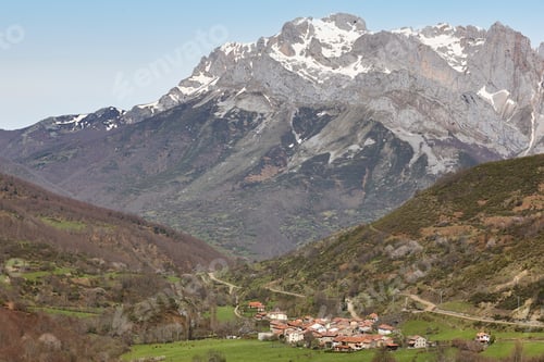 Preview: Green valley mountain landscape. Cares route. Castilla Leon, Spain