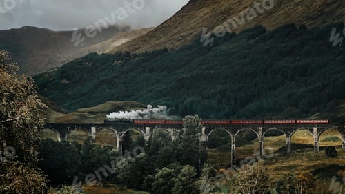 Preview: Train on the Glenfinnan Viaduct, Scotland