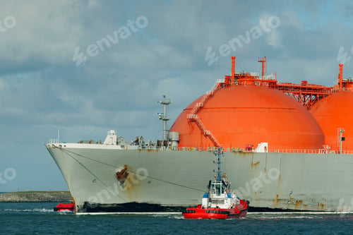 Preview: Gas tanker entering harbour with help of tug boat