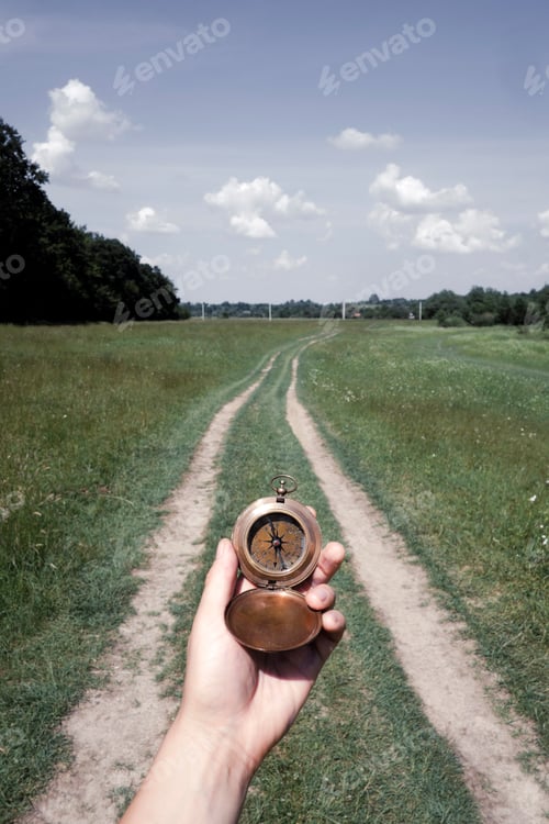 Visualização: Homem com bússola na mão