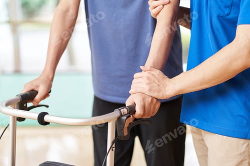 Vorschau: Ältere Menschen, die mit Gehhilfe gehen