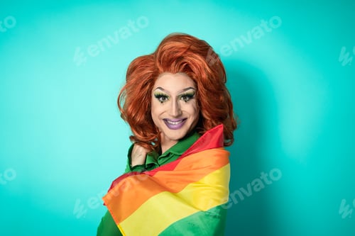 Vista previa: Happy drag queen celebrating gay pride holding rainbow flag - LGBTQ social movement concept