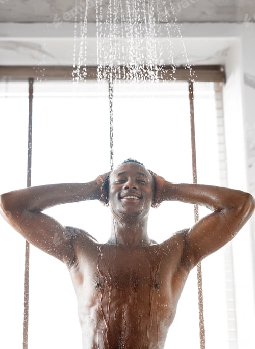 Visualização: Feliz homem afro-americano tomando banho matinal no interior, foto vertical