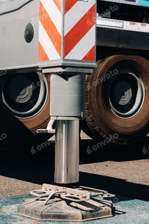 Preview: Hydraulic supports for the crane legs are installed for stability