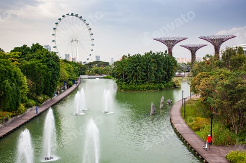 Preview: still lake at the Marina Bay gardens in Singapore