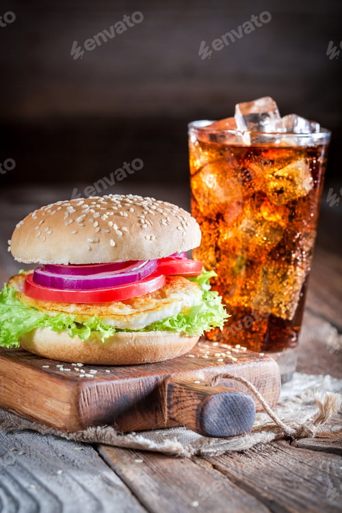 Preview: Tasty burger with cold drink and fried egg