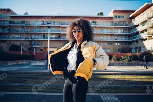 Preview: Stylish Woman in Urban Setting Wearing Puffer Jacket