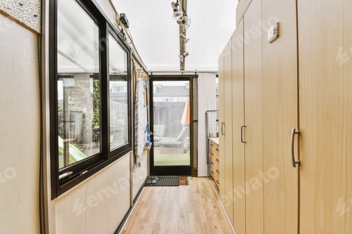 Preview: Entrance hall with glass door and wardrobes