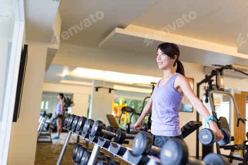 Preview: Woman weightlifting at the gym