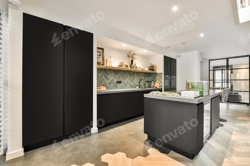 Preview: Spacious bright kitchen with dining area