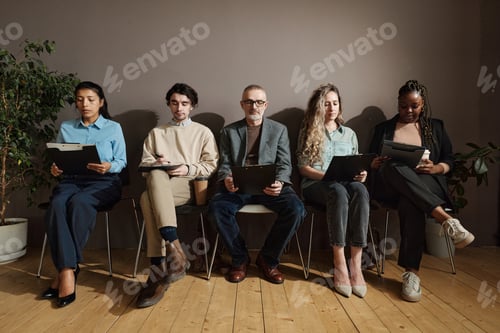 Aperçu: Personnes examinant les contrats commerciaux au bureau