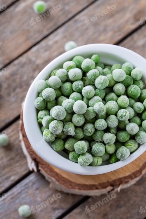 Preview: Frozen green peas in a bowl