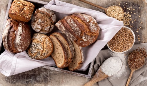 Preview: Sliced rye bread on cutting board, closeup.