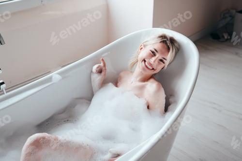 Preview: Beautiful woman in bathtub