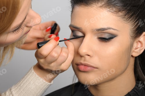 Preview: Applying perfect makeup