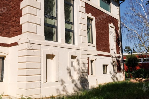 Vorschau: Die Seitenwand eines alten Herrenhauses nach größeren Reparaturen