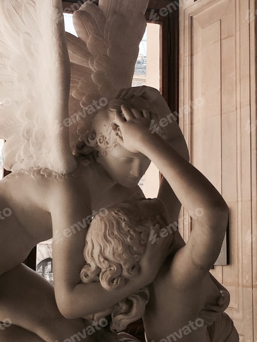 Preview: Kiss of love in Louvre Museum