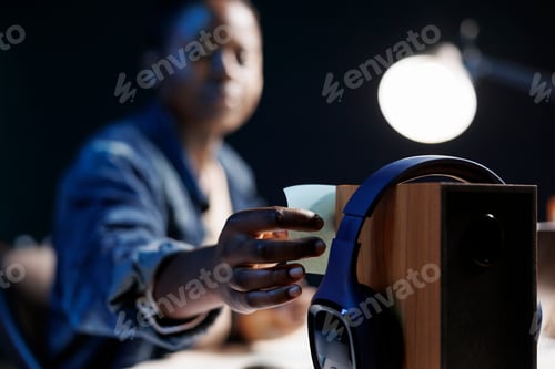 Preview: Woman holding sticky note
