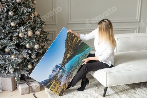 Preview: woman with photo canvas at christmas