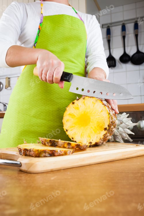 Preview: Woman's hands cutting pineapple