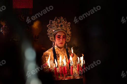 Preview: Male Chinese opera actors Light a candle