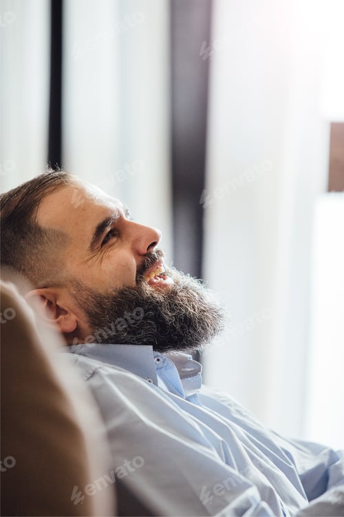 Preview: Side view of laughing bearded man