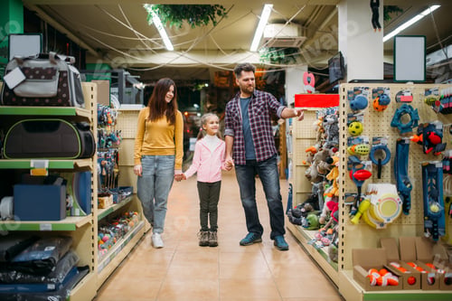 Preview: Family in pet shop, happy customers