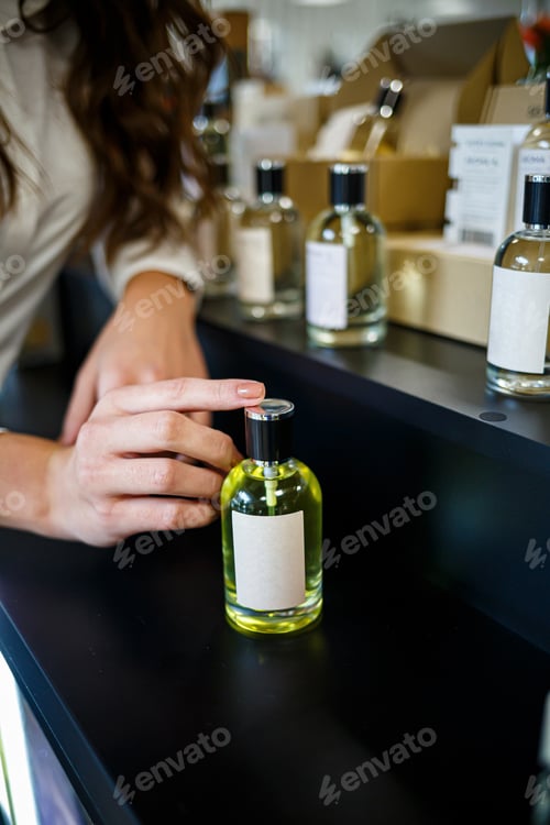 Visualização: Frasco de perfume para mão feminina. Jovem mulher segurando um frasco de perfume Perfumes elegantes nas mãos
de