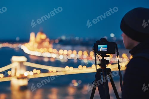 Preview: Photographer in the night city