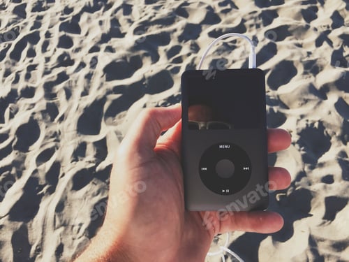 Vista previa: iPod clásico tocando música en la playa