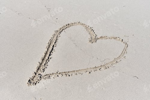 Preview: Contour of heart drawn on white sand of tropical beach.