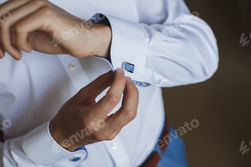 Preview: close up of a hand man how wears white shirt and cufflink