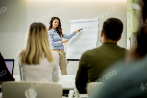 Visualização: Líder feminina positiva criativa falando sobre plano de negócios com alunos durante o workshop